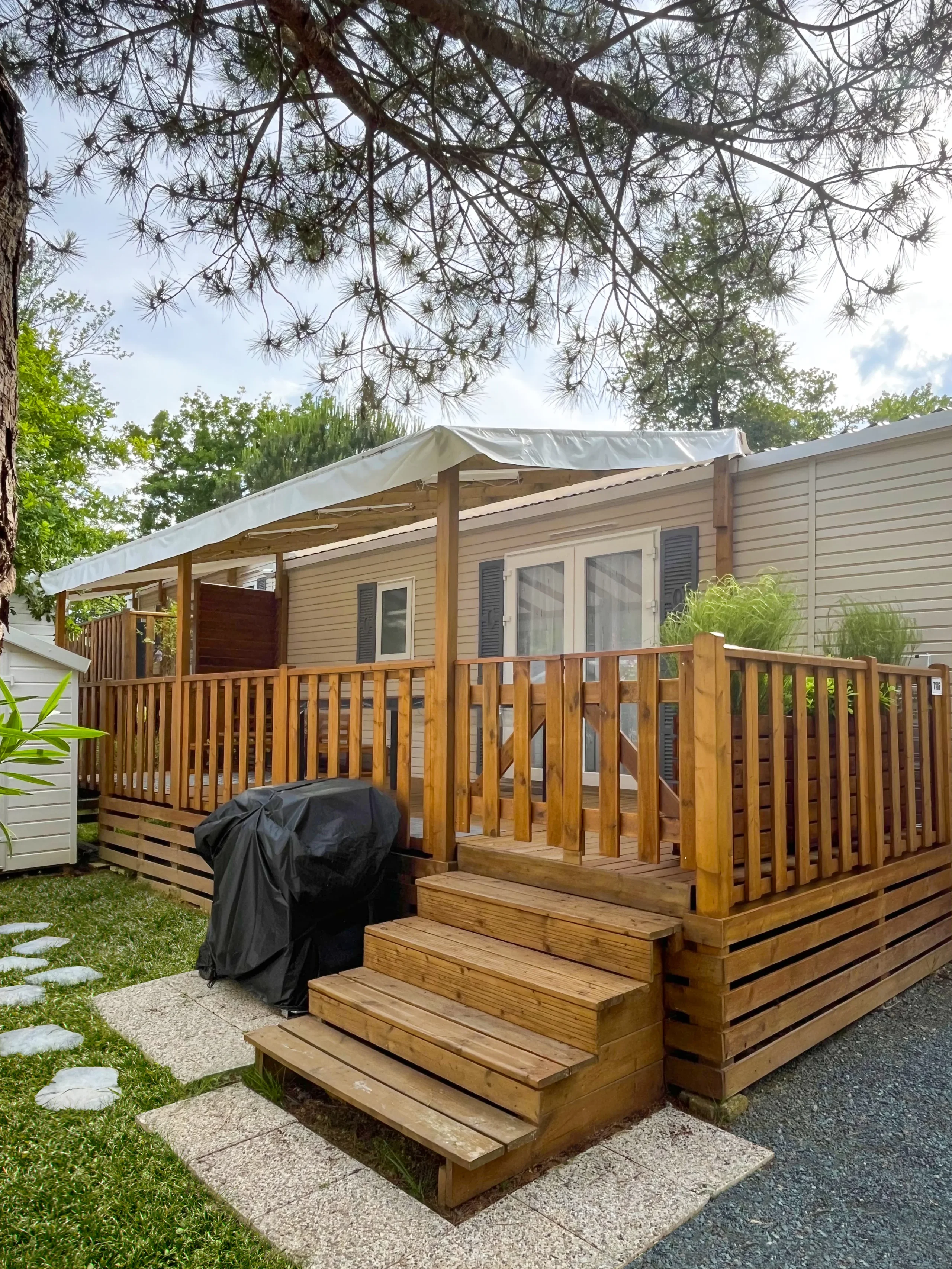 Mobil-home avec terrasse couverte en bois au Camping le ruisseau, proposé comme hébergement insolite vers Biarritz.