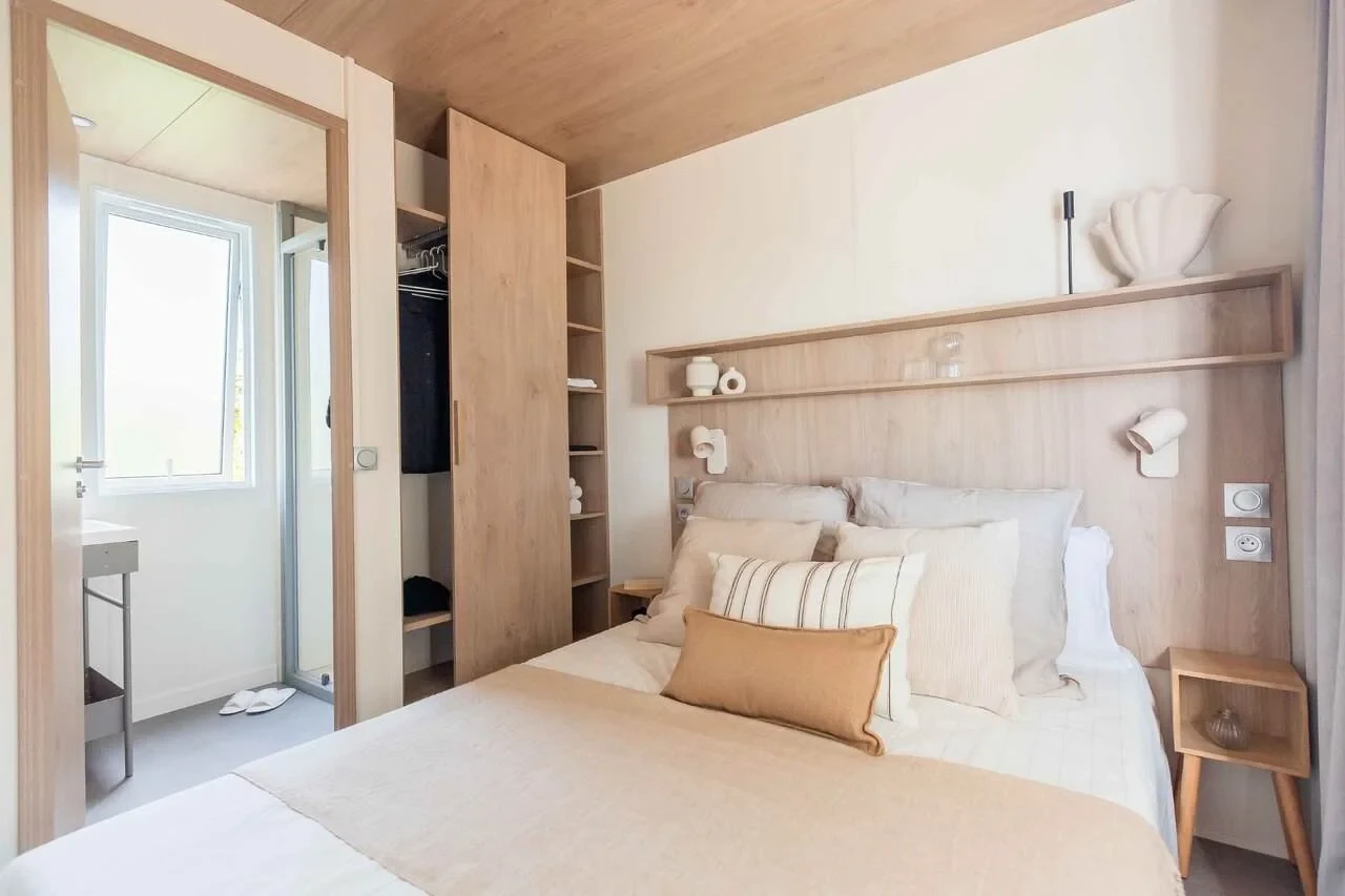 Chambre avec lit double et salle d’eau attenante dans un hébergement insolite vers Biarritz, au Camping le ruisseau.