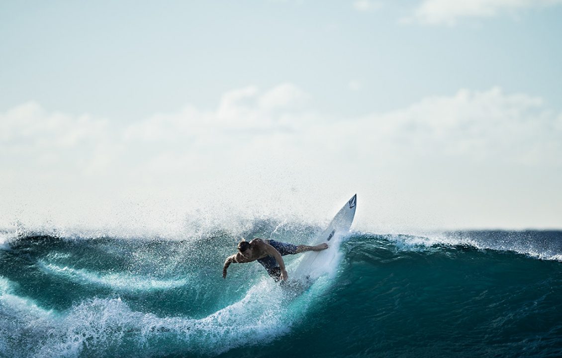 Surfer sur une grande vague séjour Pays Basque Camping Le Ruisseau