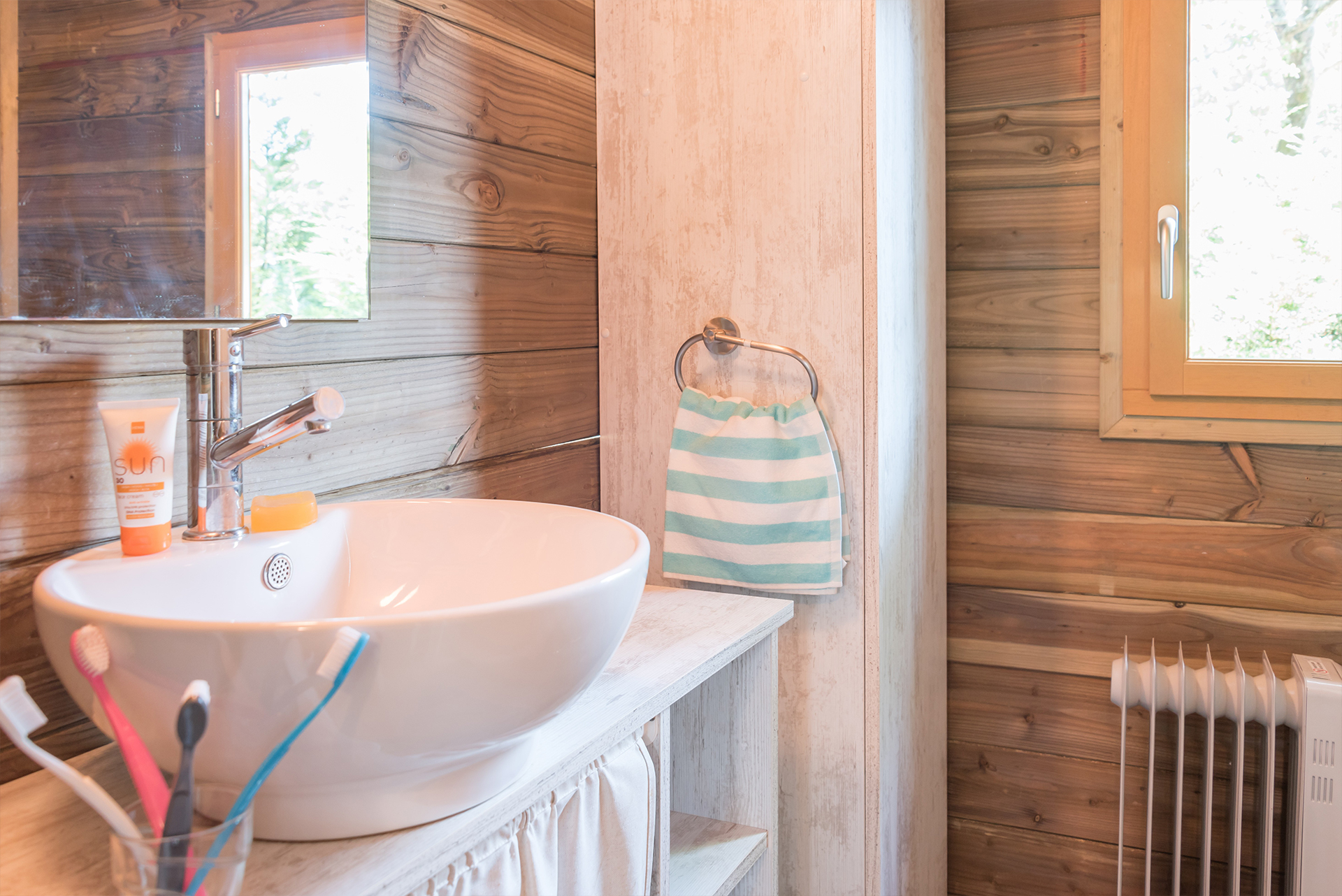 Salle de bain dans ecolodge en bois mobil home Bidart Pays Basque Camping Le Ruisseau