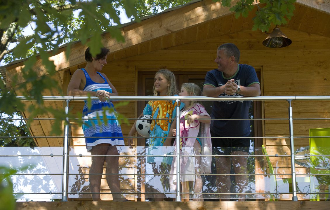 Famille sur la terrasse du lodge mobil home Bidart Pays Basque Camping Le Ruisseau