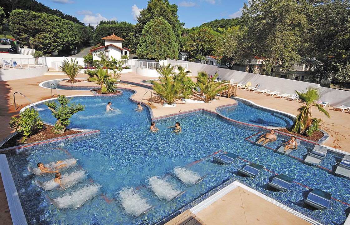 Pisine balnéo avec jets d'eau camping piscine Biarritz Le Ruisseau