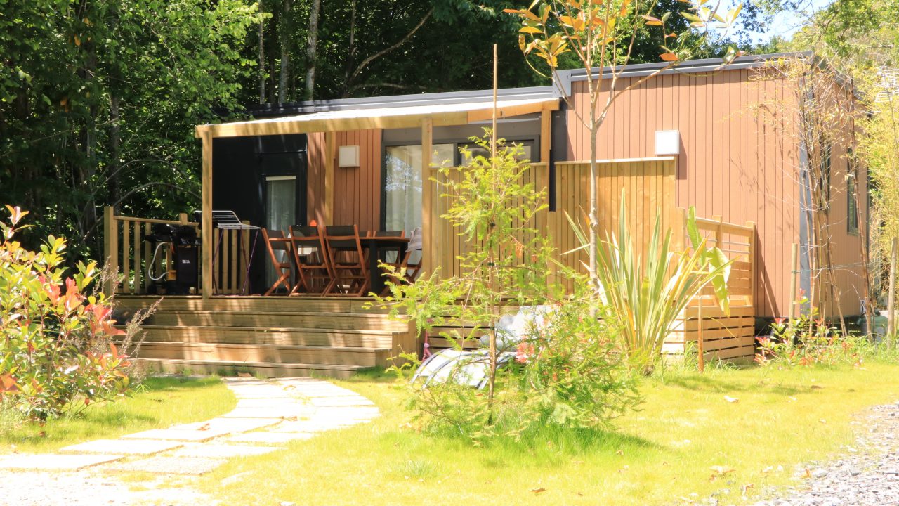 Extérieur du cottage Privilège et sa terrasse semi-couverte - Camping Bidart 5 étloies