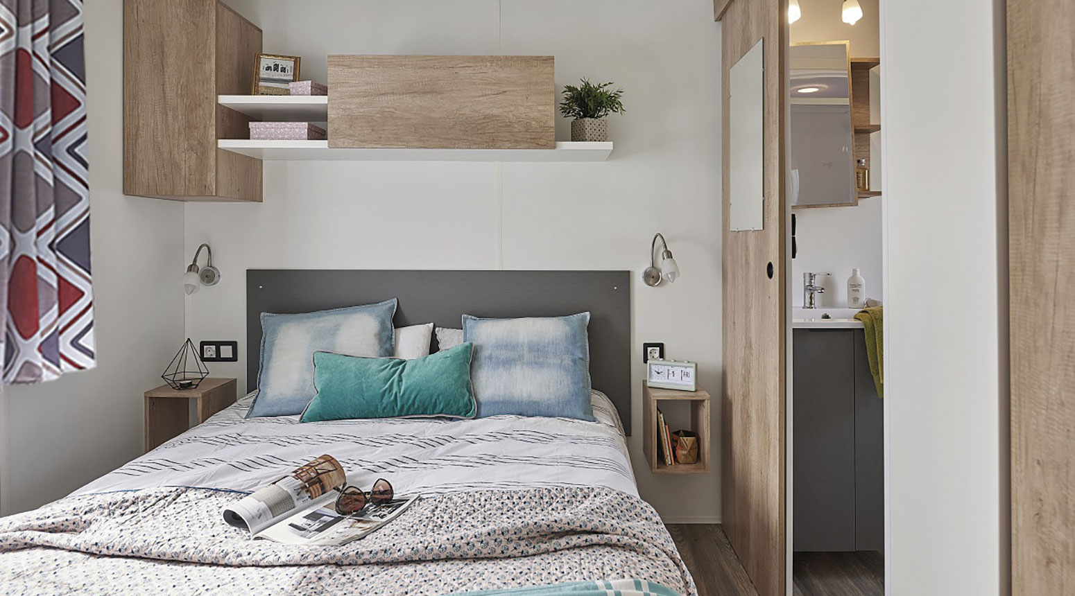 Chambre avec grand lit - vente mobile home pays basque