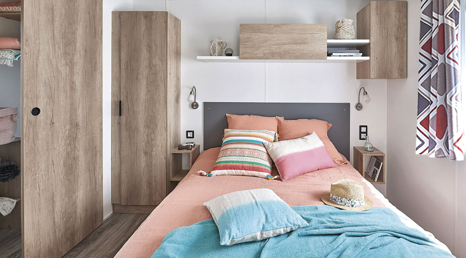 Chambre avec grand lit et drap rose - vente mobile home pays basque