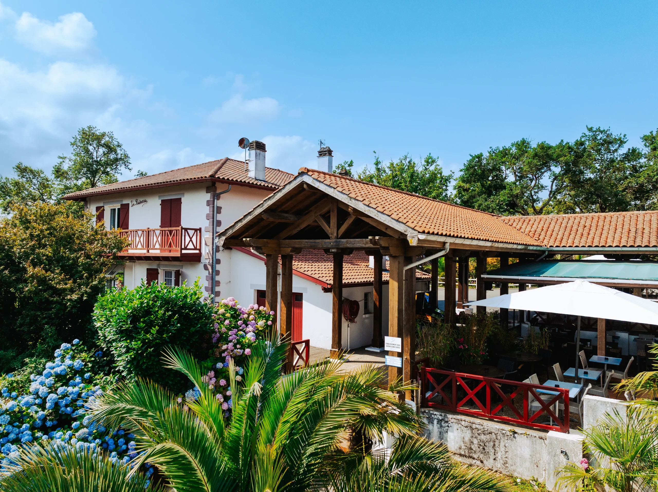 Restaurant du Camping le ruisseau pour un séminaire à côté de Biarritz, avec terrasse ombragée et charpente en bois.