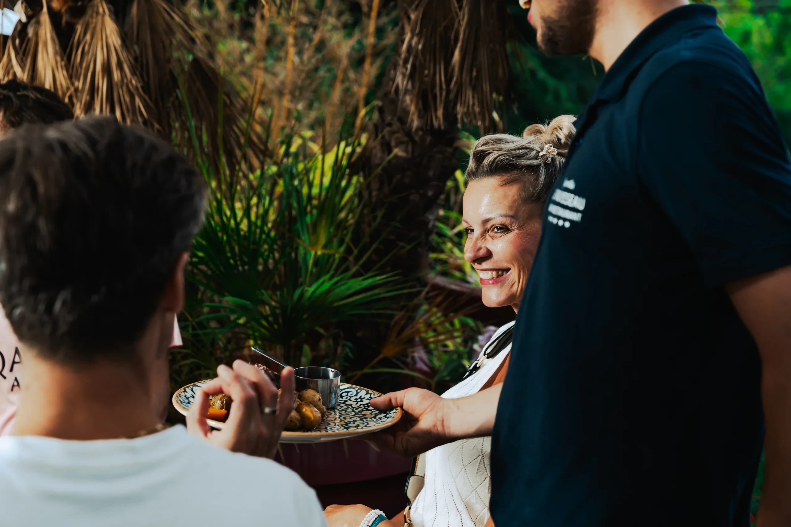 Service d’un plat en terrasse au Camping le ruisseau, pour un séminaire à côté de Biarritz.