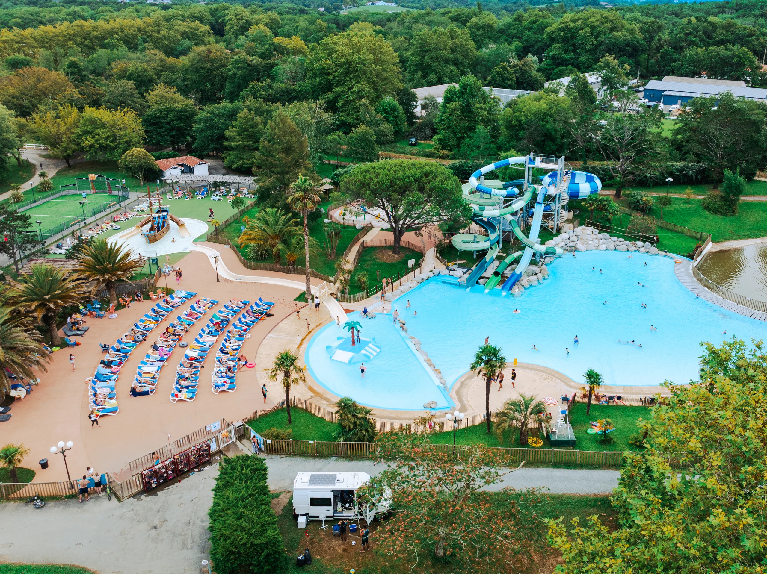 Piscines et toboggans du Camping le ruisseau, camping en bord de mer à Bidart, vus du ciel.