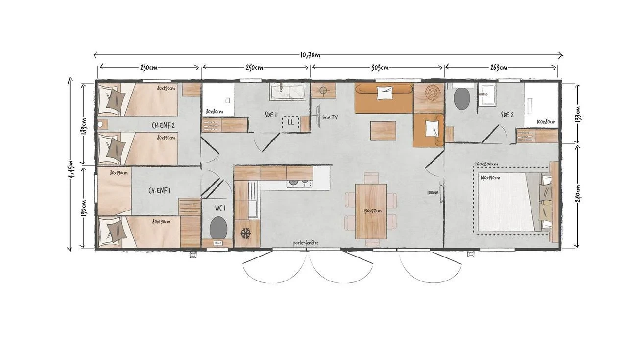 Plan d’un hébergement à trois chambres, avec séjour central, cuisine, deux salles d’eau et WC séparés.