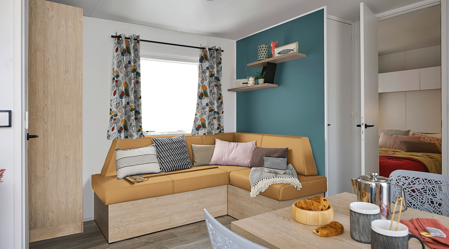 Salon avec banquette d’angle du Camping le ruisseau pour un séjour à Bidart.