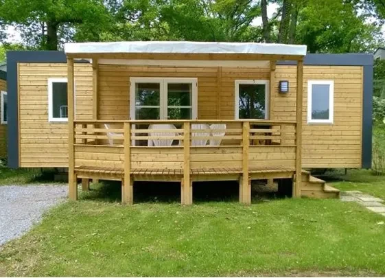 Mobil-home avec terrasse couverte en bois du Camping le ruisseau, hébergement insolite vers Biarritz.