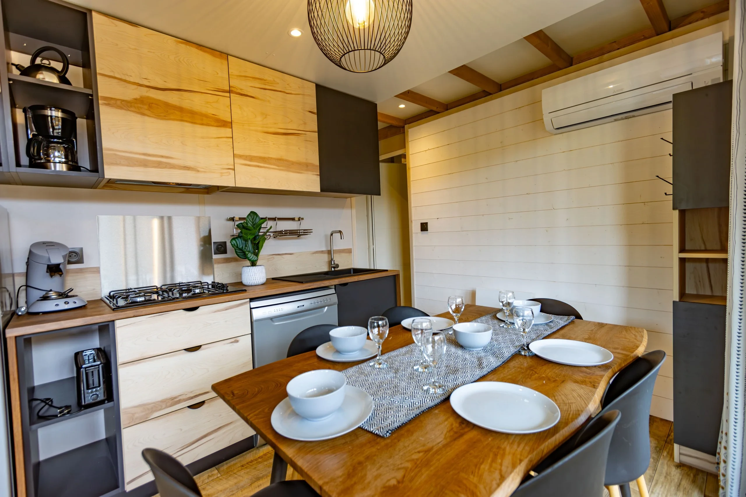 Cuisine et table dressée dans un hébergement insolite vers Biarritz au Camping le ruisseau.