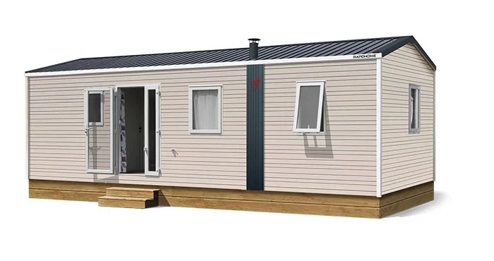 Mobil-home à bardage clair du Camping le ruisseau, hébergement insolite vers Biarritz, avec entrée vitrée et marches en bois.