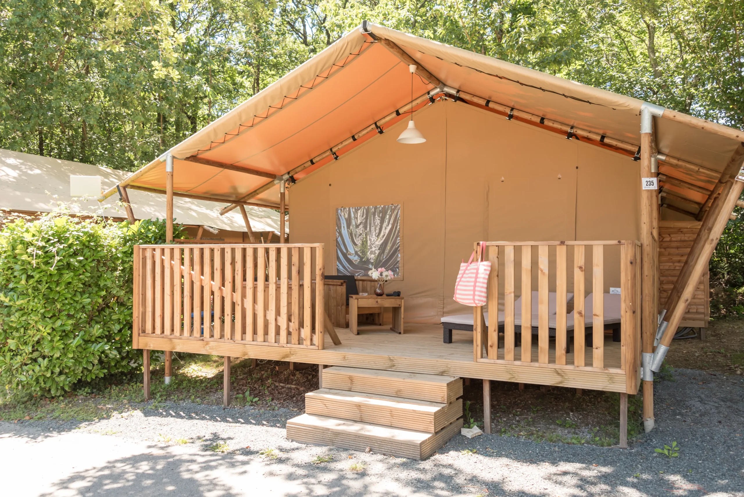 Tente lodge avec terrasse en bois couverte au Camping le ruisseau, un hébergement insolite vers Biarritz.