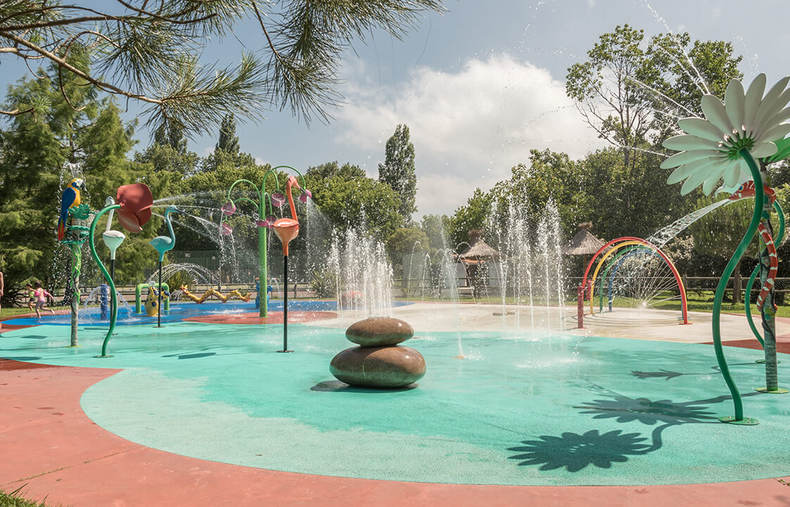 Swimming pool with children's play area, campsite in Biarritz, Camping le Ruisseau