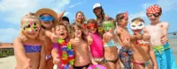 Groupe d’enfants portant des masques colorés et levant le pouce devant l’objectif.
