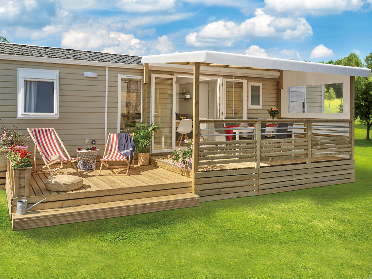Mobil-home du Camping le ruisseau avec terrasse en bois partiellement couverte pour un séjour à Biarritz.
