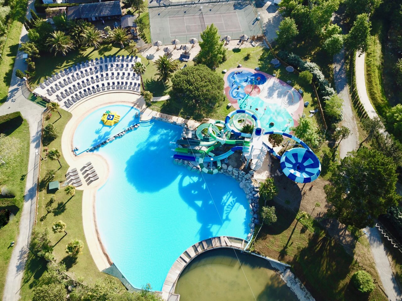 Vue aérienne de l’espace aquatique du Camping le ruisseau, camping vers Biarritz, avec piscine, toboggans et jeux d’eau.