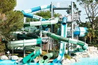 Toboggans aquatiques sinueux et grande descente bleue du Camping le ruisseau, camping à Bidart.
