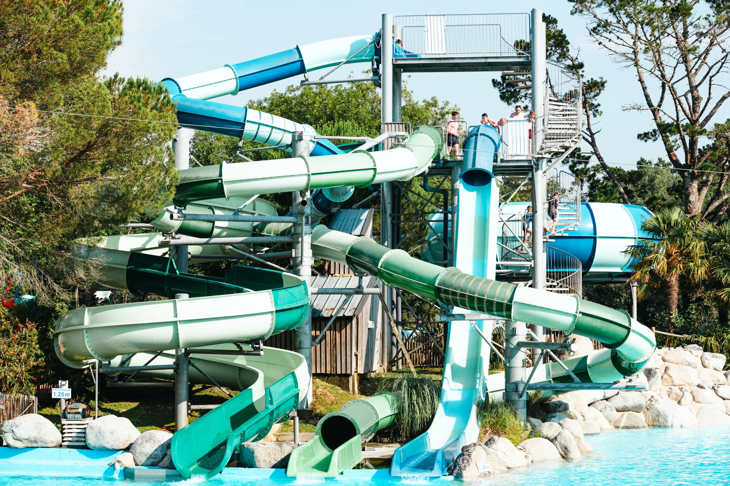 Toboggans aquatiques sinueux et grande descente bleue du Camping le ruisseau, camping à Bidart.