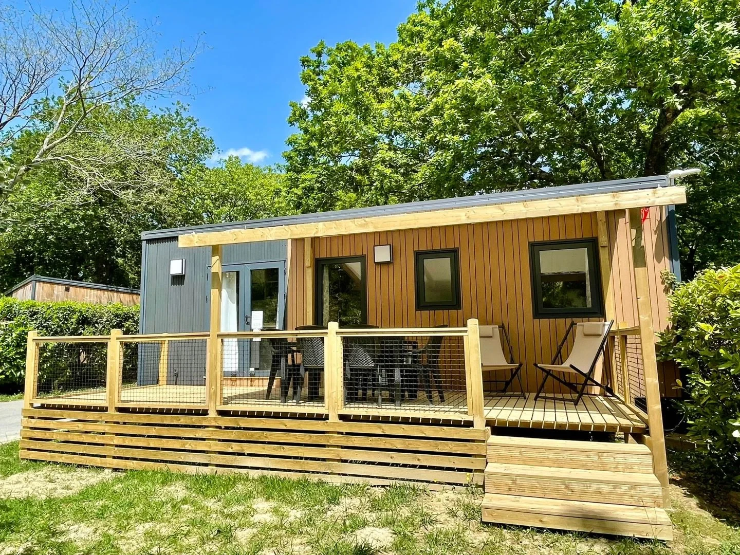 Hébergement insolite vers Biarritz au Camping le ruisseau, avec bardage en bois et terrasse surélevée aménagée.