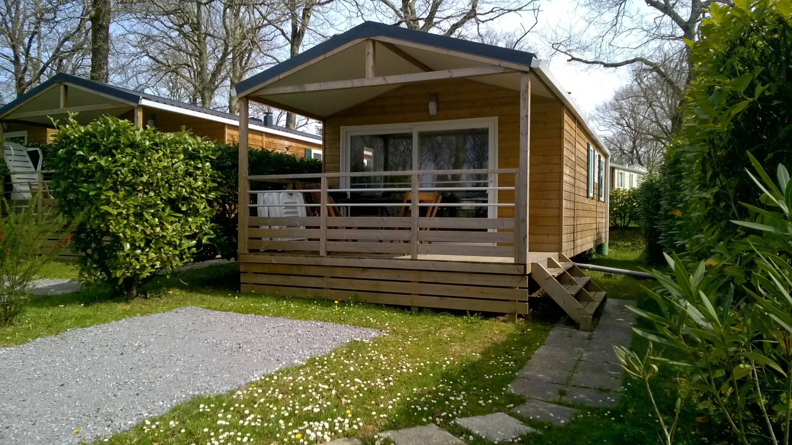 Chalet en bois avec terrasse couverte au Camping le ruisseau, hébergement insolite vers Biarritz.
